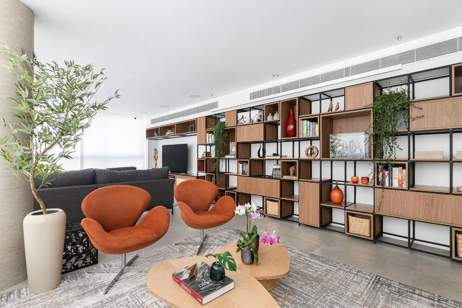 Repaginado, apê com vista para a cidade ganhou amplo living e dois home offices